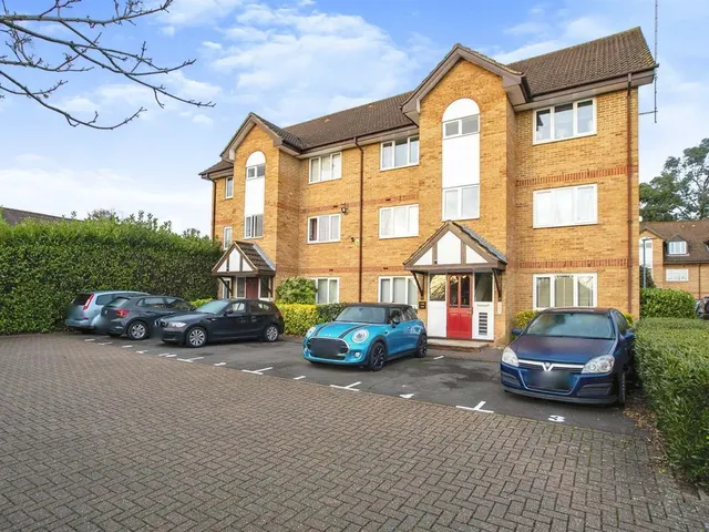 Rochester Drive, Watford, photo 1