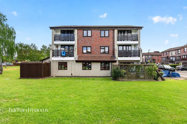 1 bedroom flat — Coniston Close, London