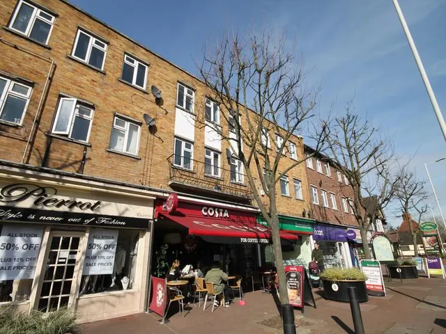 2 bedroom flat — B 81 Main Road, Romford, RM2