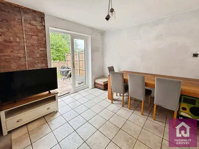 Narbonne Avenue, Eccles, M30, photo 3