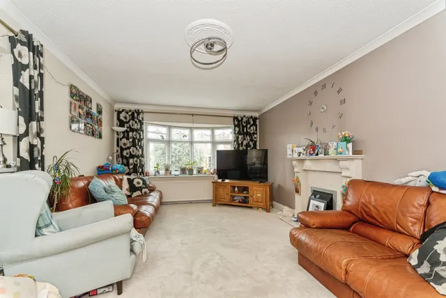 Photo 2 — Lytchett Way, Swindon