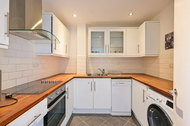 Photo 2 — 17 Fonda Court, 3 Premiere Place, London