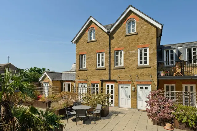 Feltham Avenue, East Molesey, Surrey, KT8 9BT, photo 1