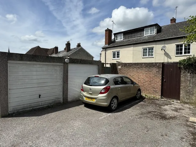 North Row, BA12, photo 3