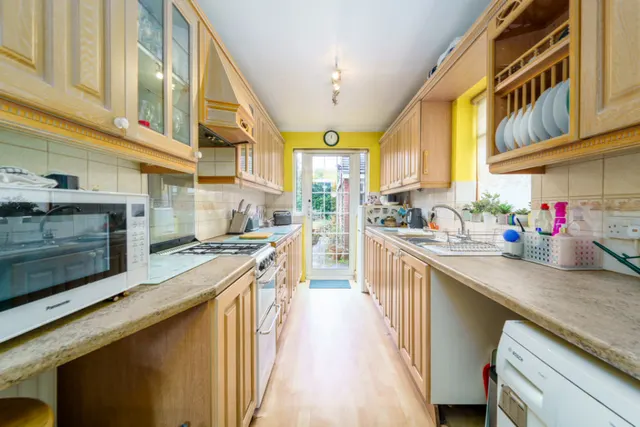 Meadway, Ashford, TW15, photo 3