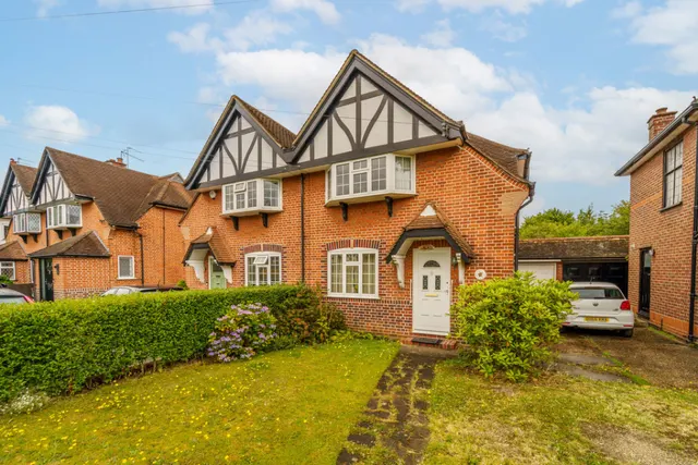 Meadway, Ashford, TW15, photo 1