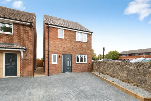 Queens Avenue, Newport Pagnell, MK16, photo 1
