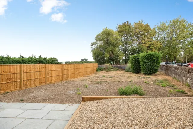 Queens Avenue, Newport Pagnell, MK16, photo 2