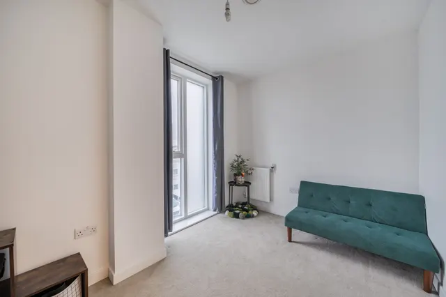 Photo 2 — 25% Share Flat 6, 2 Hampden Road, Kingston Upon Thames