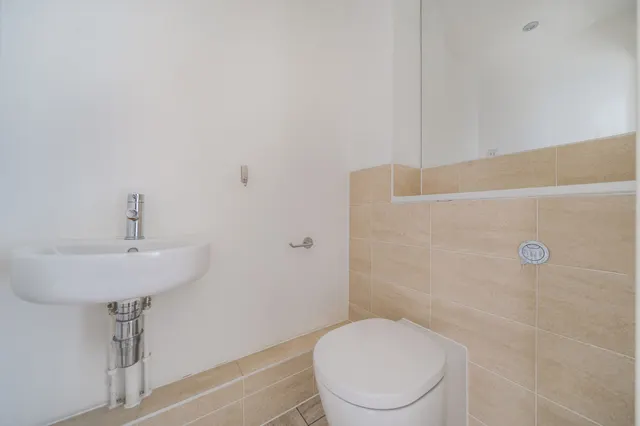 Photo 3 — 25% Share Flat 6, 2 Hampden Road, Kingston Upon Thames