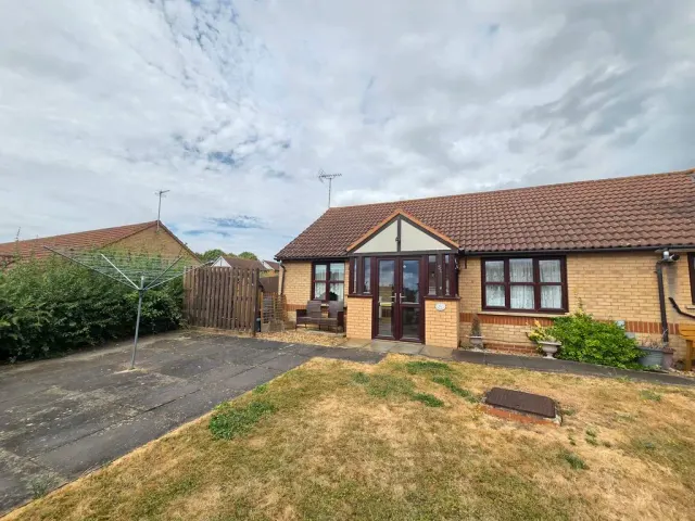 Epsom Grove, Bletchley, Milton Keynes, Buckinghamshire, MK3 5NR, photo 1