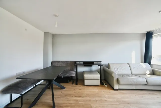 Photo 3 — Carnoustie Drive, London, N1