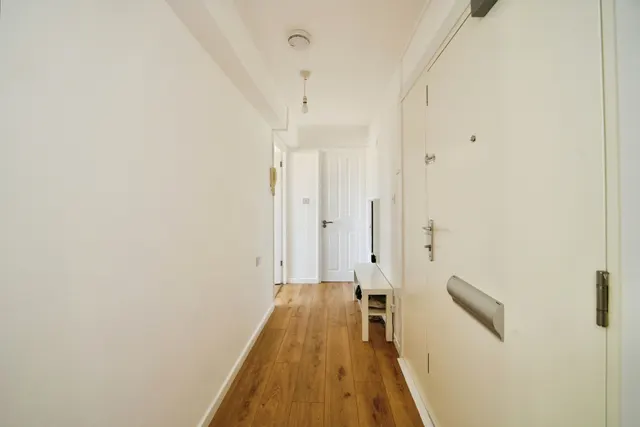 Photo 2 — Carnoustie Drive, London, N1