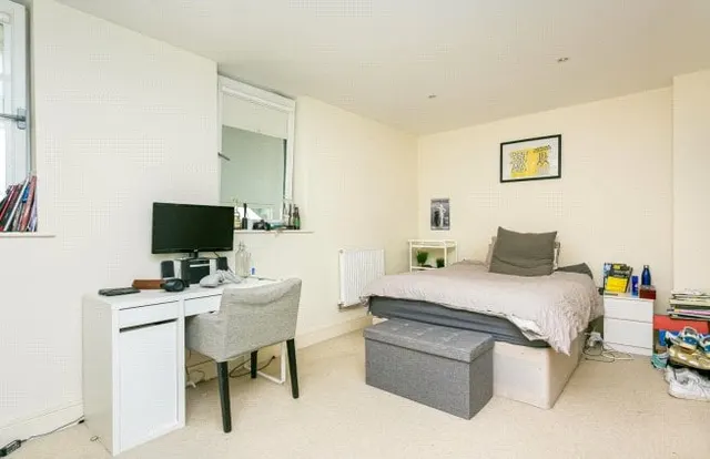 2 bedroom flat — Lett Road, London, SW9