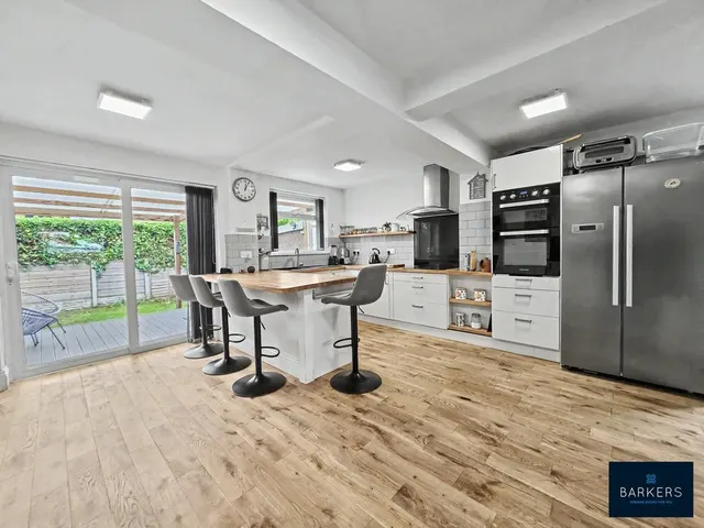 Western Avenue Birstall, Batley WF17 0PF, photo 1