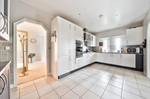 Exclusive Gated Residence, Walking Distance to West Malling, photo 2