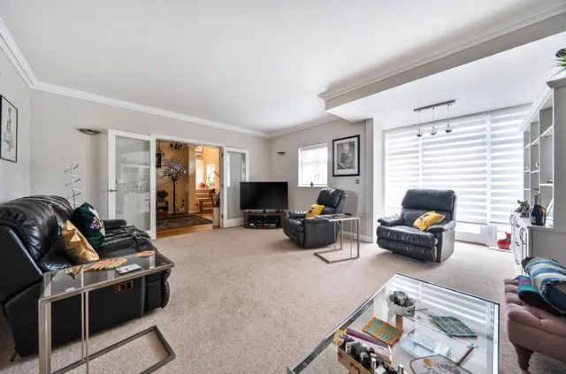 Exclusive Gated Residence, Walking Distance to West Malling, photo 3