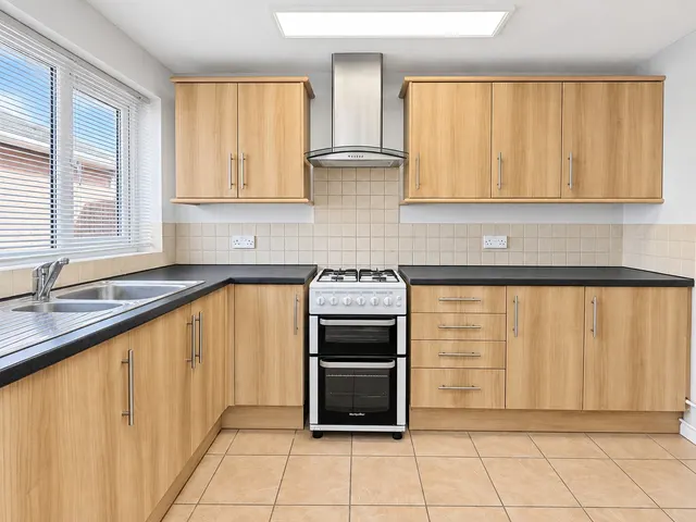 New Crescent, Cherry Willingham, LN3, photo 2