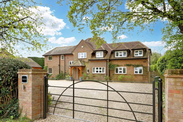 Weedon Hill, Hyde Heath, photo 1