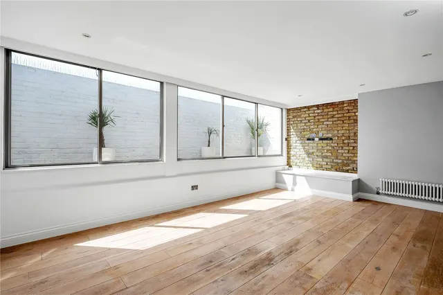 Photo 2 — Almorah Road, London, N1 3HW