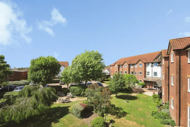 2 bedroom flat, Bellbanks Road, Hailsham, BN27