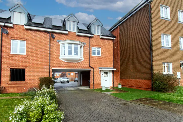 Jubilee Drive, Church Crookham, Fleet, GU52 8BT, photo 1