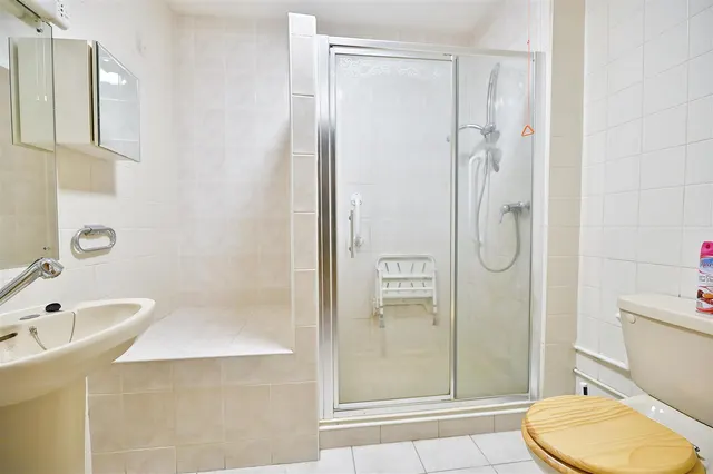 Beehive Lane, Ilford, Essex, IG45EL, photo 1