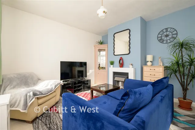 Huddleston Crescent, Merstham, RH1, photo 3