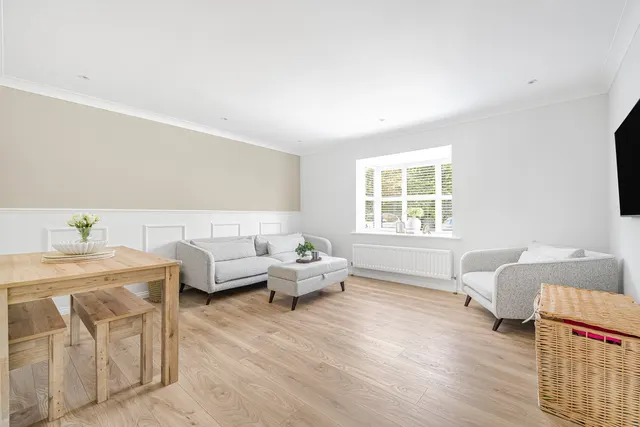 Riverview Gardens, Cobham, KT11, photo 2