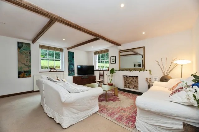 Portsmouth Road, Esher, KT10, photo 1