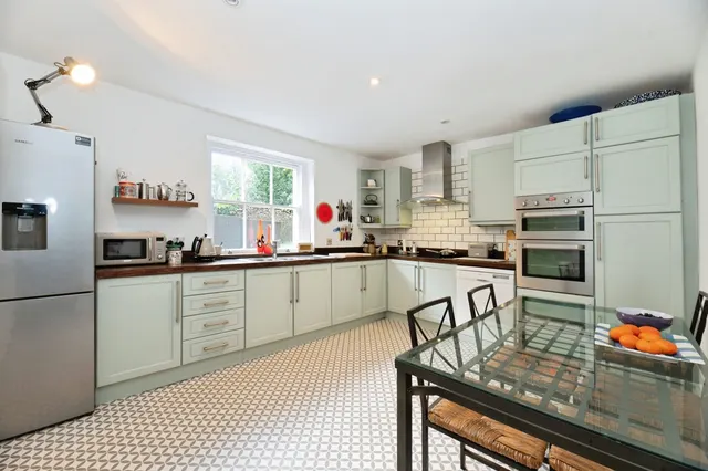 Portsmouth Road, Esher, KT10, photo 3