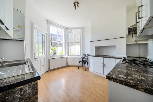 Photo 3 — 4 Cumberland Villas, 31 Cumberland Road, London