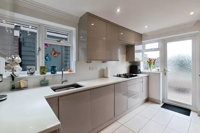 Photo 3 — Halstow Way, BASILDON, Essex, SS13