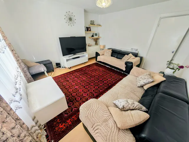Dabbs Hill Lane, Northolt, UB5, photo 2
