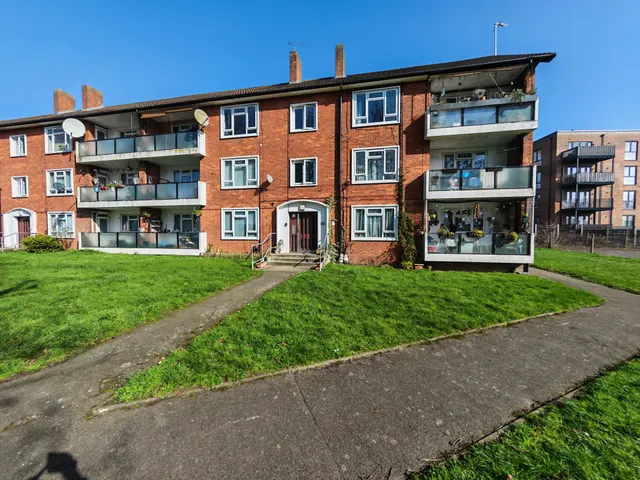 Dabbs Hill Lane, Northolt, UB5, photo 1