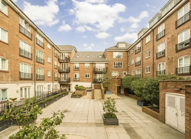 High Street, Brentford, TW8, photo 1
