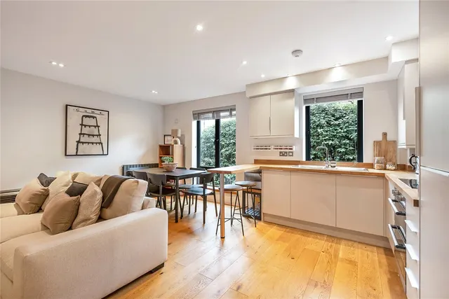 Tiffany, 67 Oakhurst Grove, East Dulwich, London, SE22, photo 1