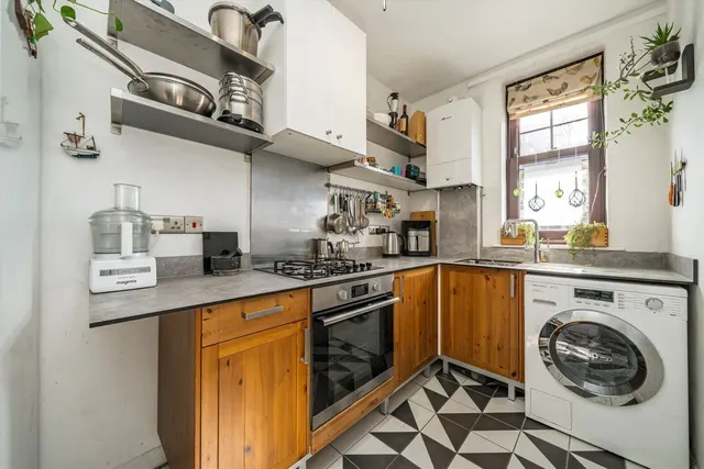York Road, W3, photo 2