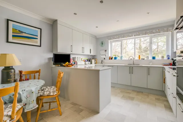 Photo 2 — Wendover Drive, Welwyn, AL6