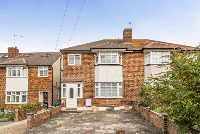 Queens Walk, Ruislip, HA4, photo 1