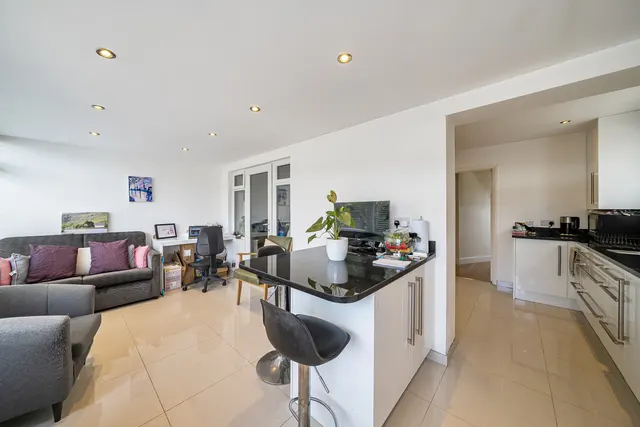 Queens Walk, Ruislip, HA4, photo 2
