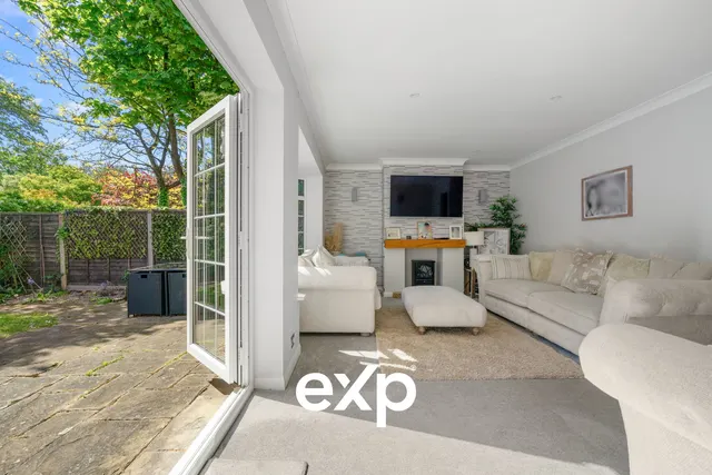 Shaftesbury Crescent, Staines-Upon-Thames / Laleham Border, TW18, photo 1