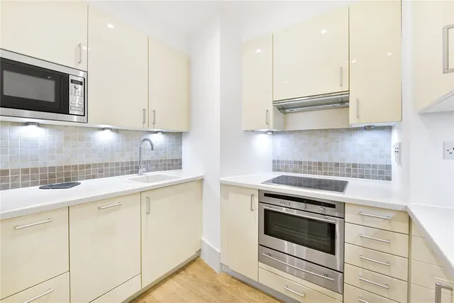 Photo 3 — Lincoln House, Basil Street, London, SW3