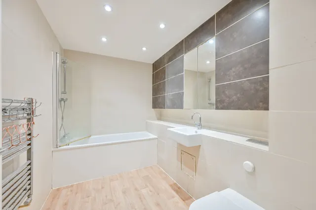 Photo 3 — Flat 3, 14 Elm Road, Wembley