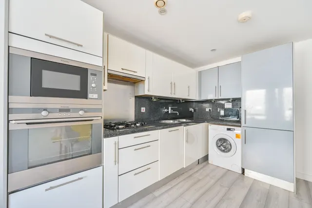 Photo 2 — Flat 3, 14 Elm Road, Wembley