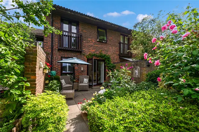 Island Close, Staines, TW18, photo 1
