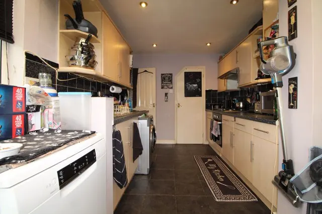 Photo 3 — Eastfield Close, Luton LU2 8DY