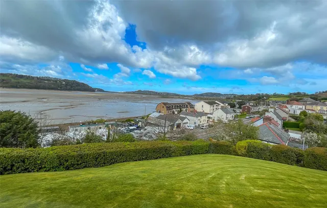 Ffordd Naddyn, Glan, photo 2