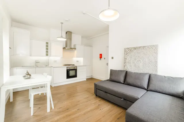 Photo 3 — Flat 2, 127 Fonthill Road, London