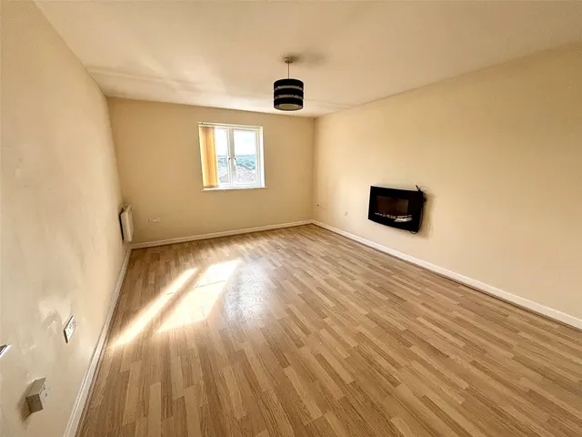 Straight Mile Court, Burnley, BB11, photo 2